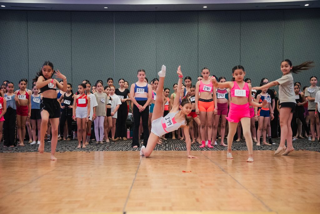 Salón del workshop lleno de bailarines